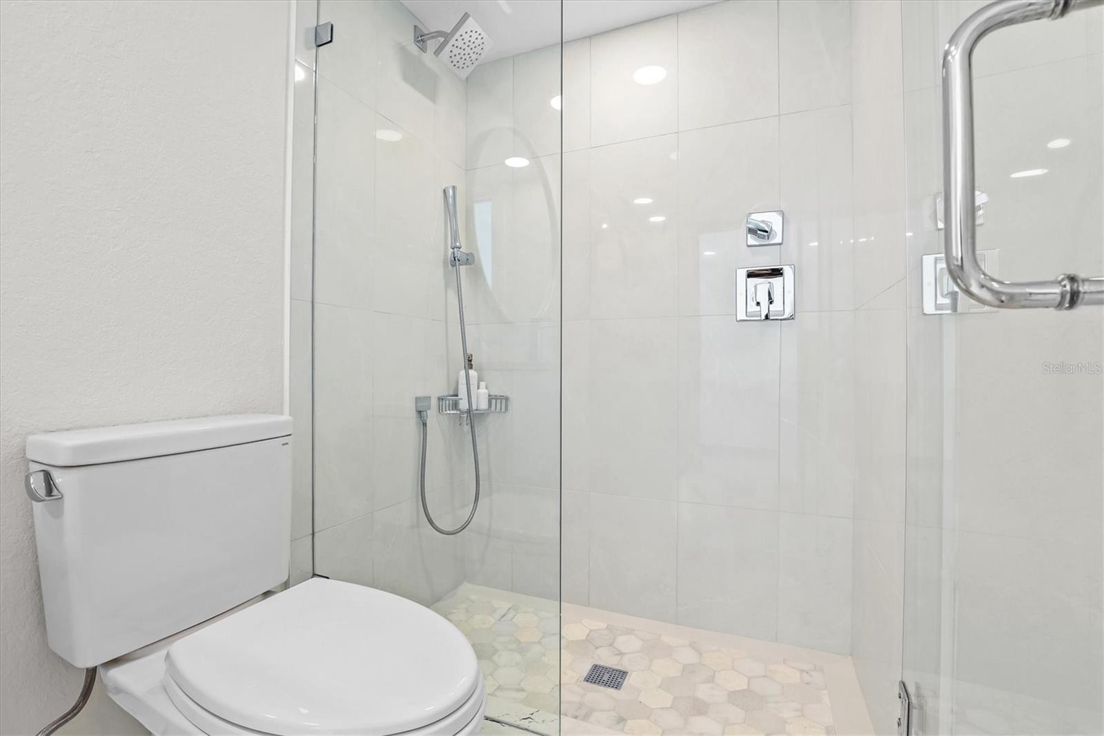 Image 22 of 59 For 865 Gulfview Boulevard 106