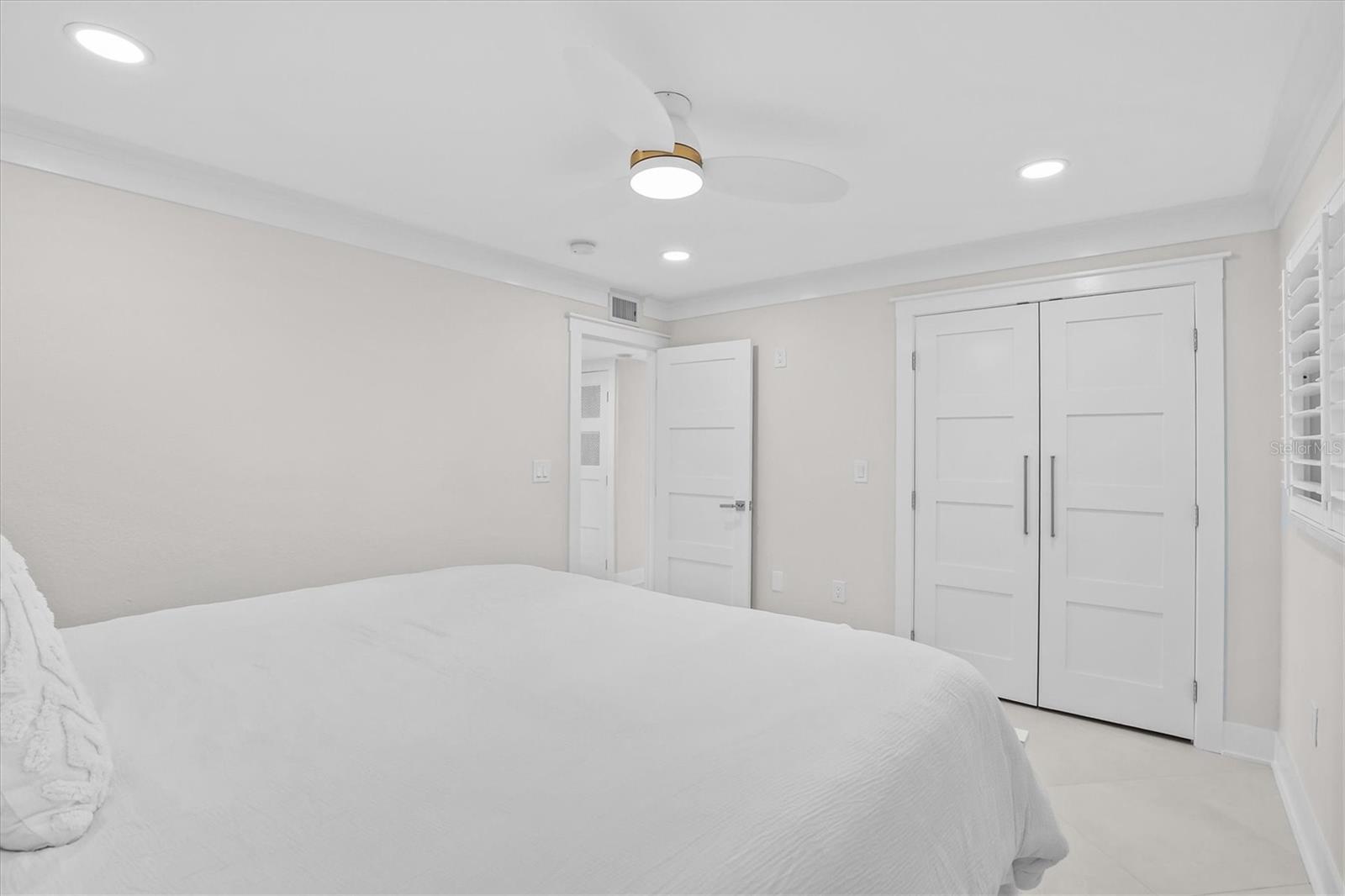 Image 25 of 59 For 865 Gulfview Boulevard 106