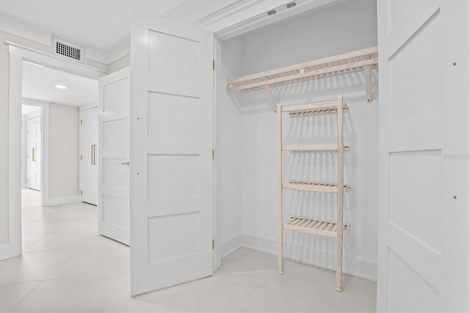 Image 26 of 59 For 865 Gulfview Boulevard 106