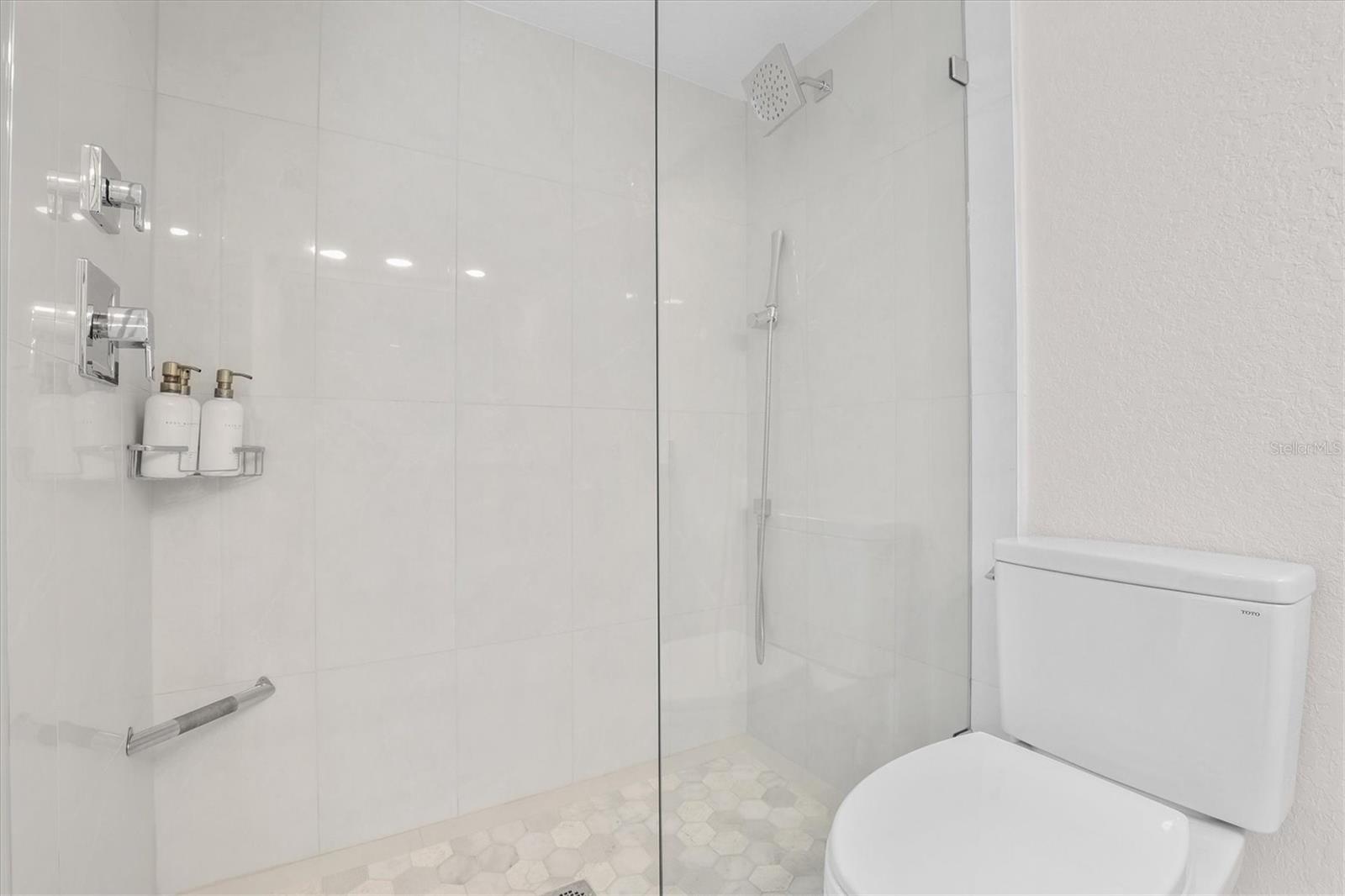 Image 28 of 59 For 865 Gulfview Boulevard 106