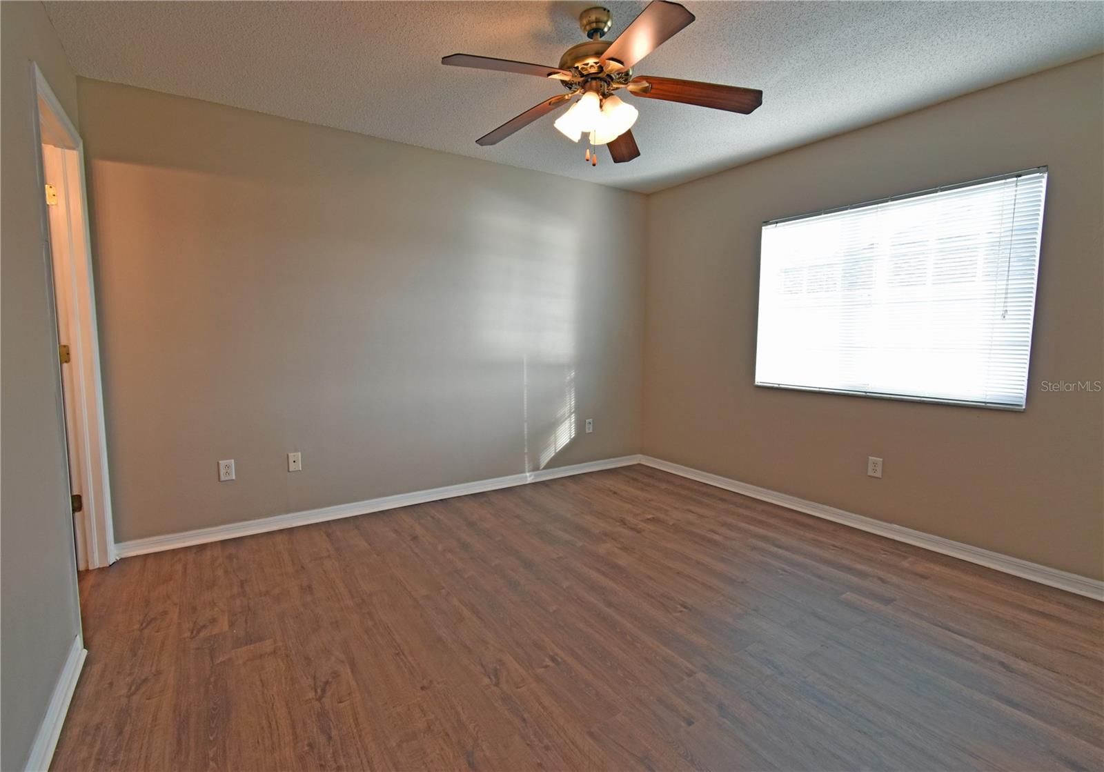 Image 28 of 32 For 4077 Dolphin Drive