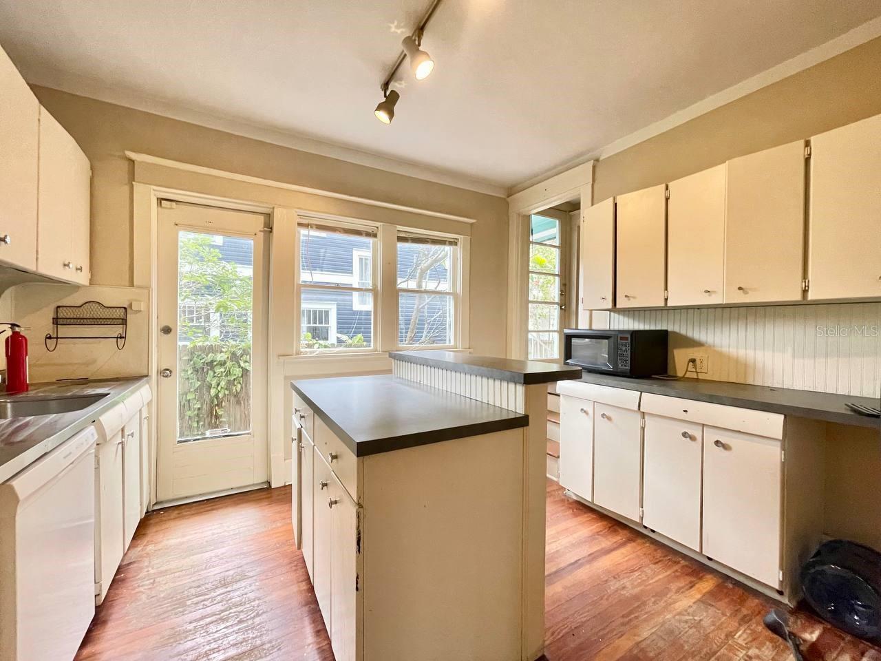 Image 8 of 32 For 557 6th Avenue N