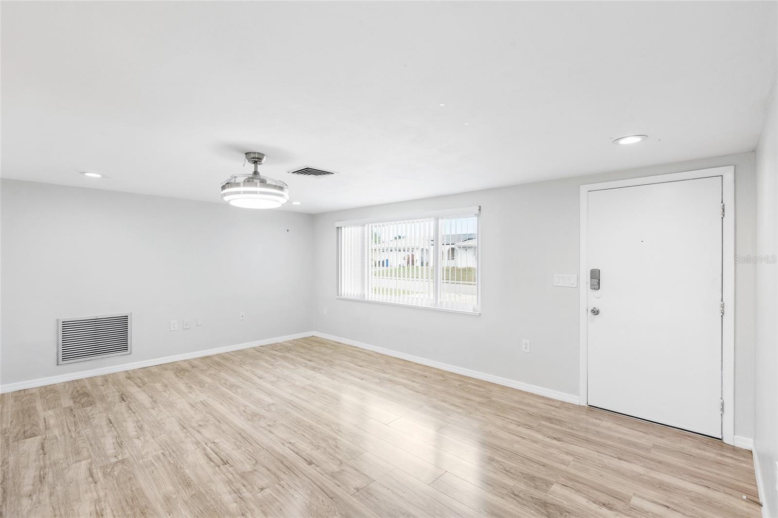 Image 5 of 24 For 5648 Saren Drive