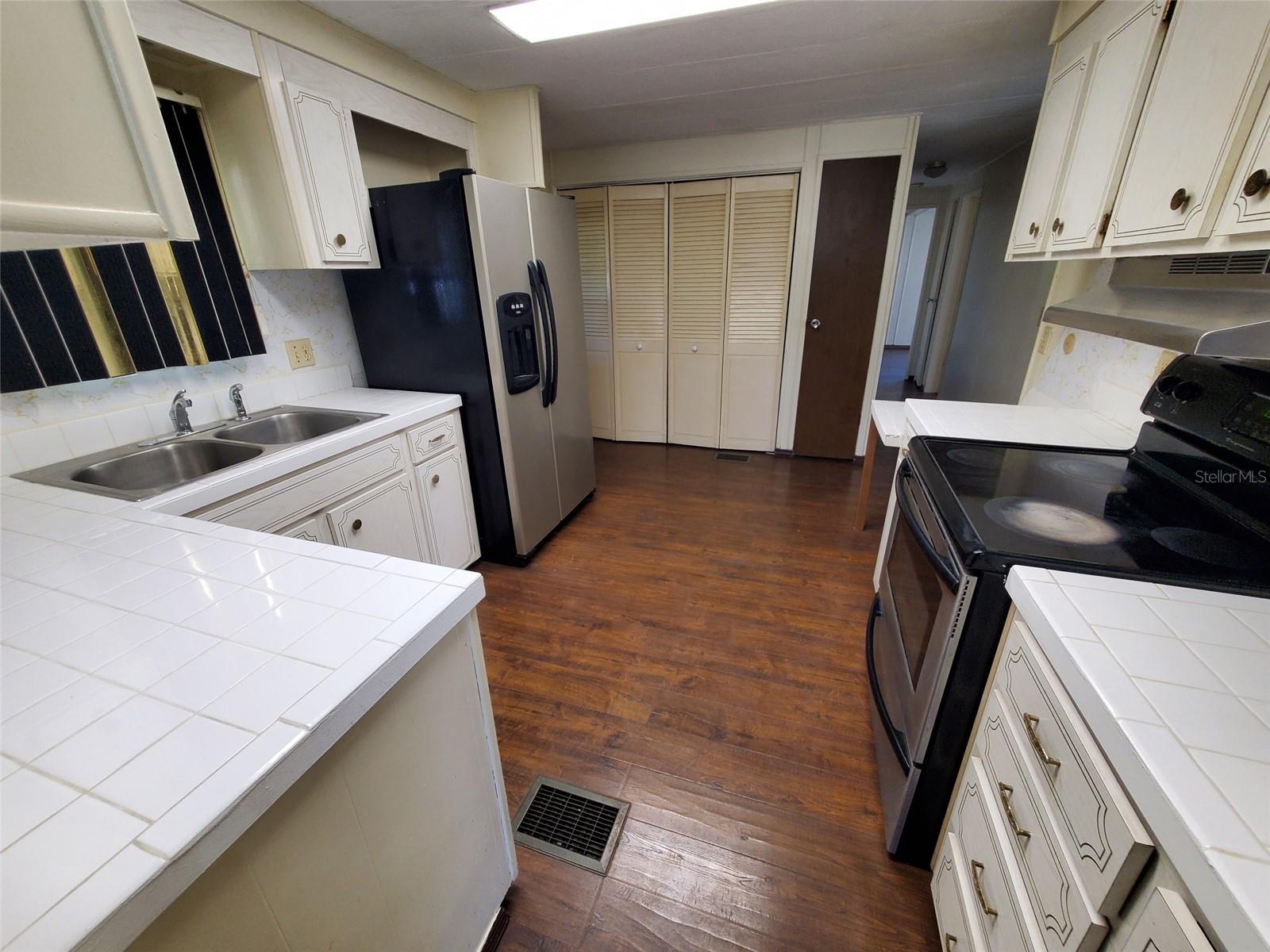 Listing photo id 8 for 39149 Flora Avenue