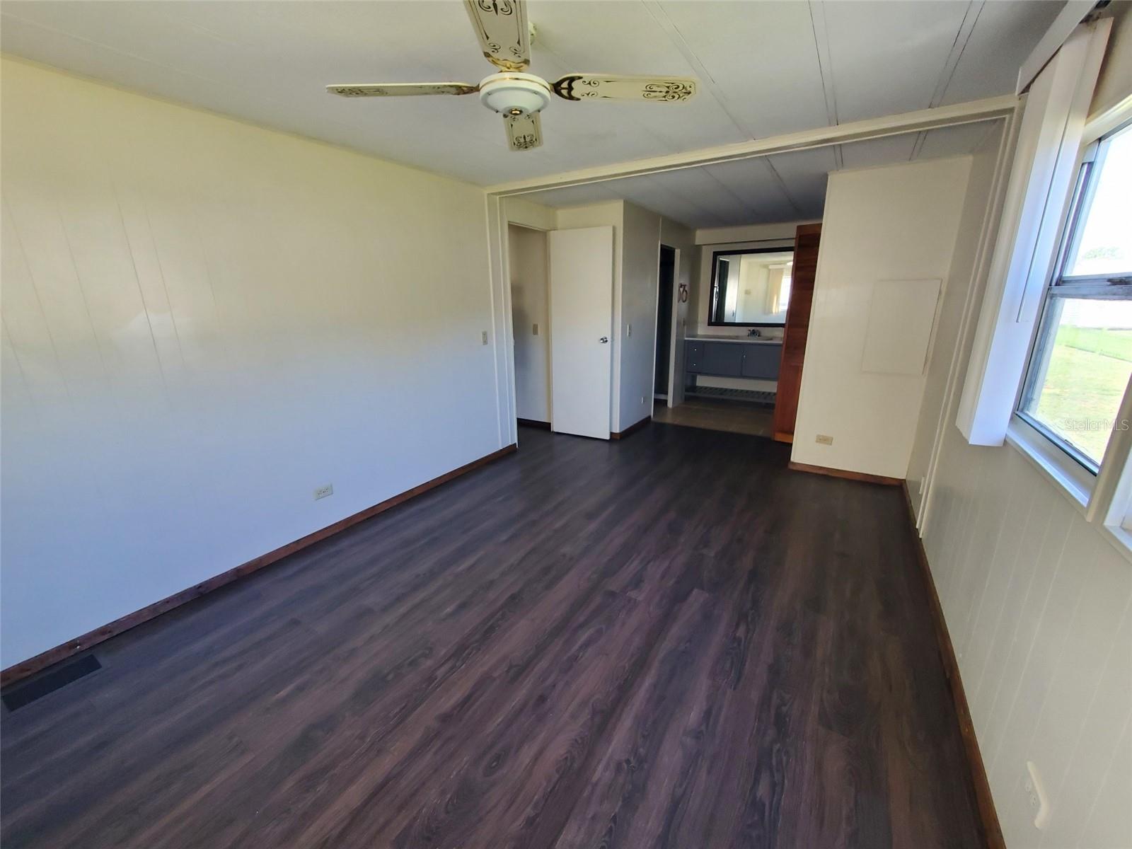 Listing photo id 10 for 39149 Flora Avenue