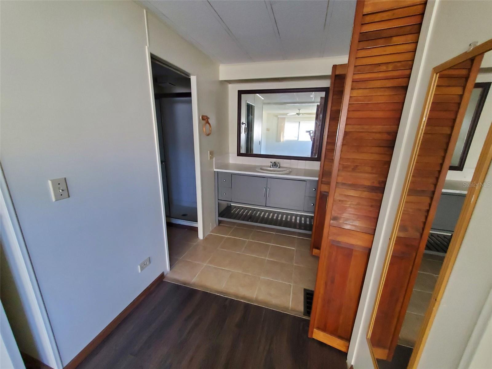 Listing photo id 11 for 39149 Flora Avenue