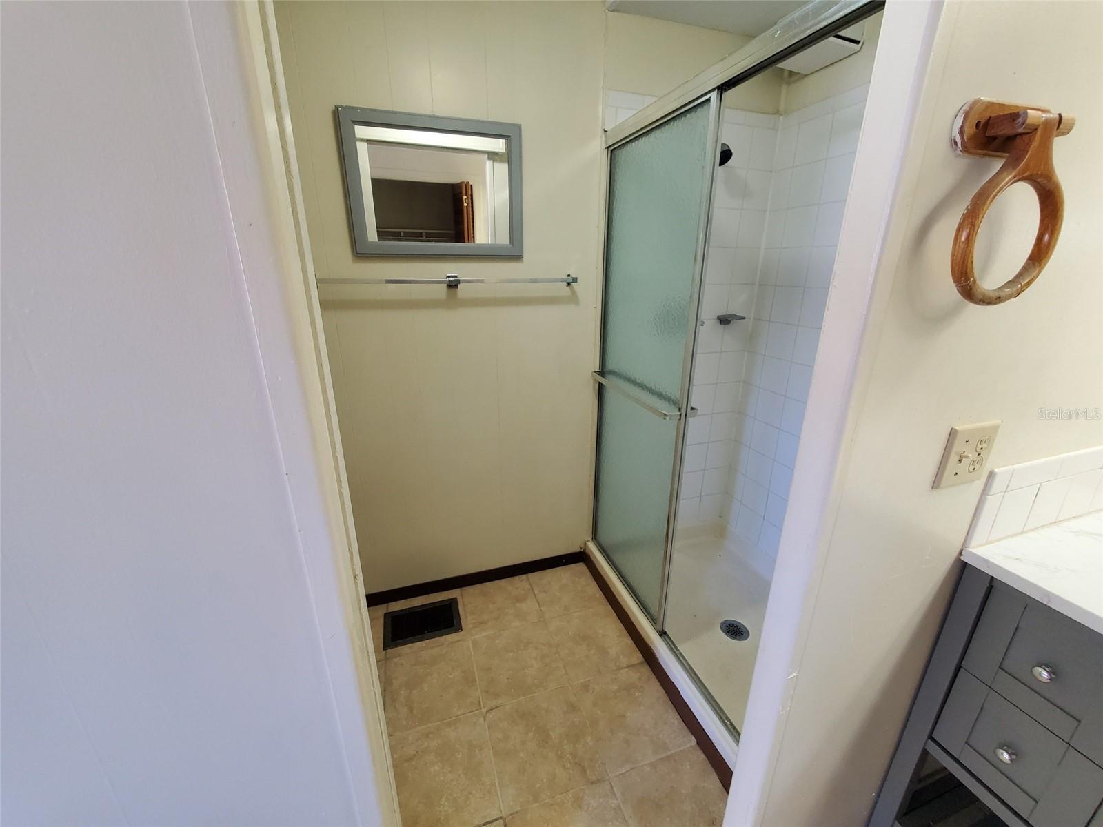 Listing photo id 12 for 39149 Flora Avenue