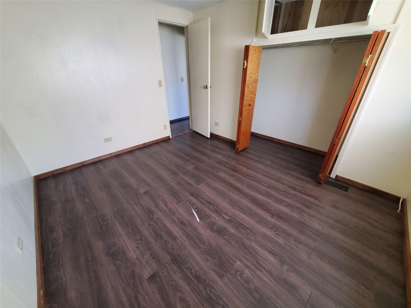 Listing photo id 13 for 39149 Flora Avenue