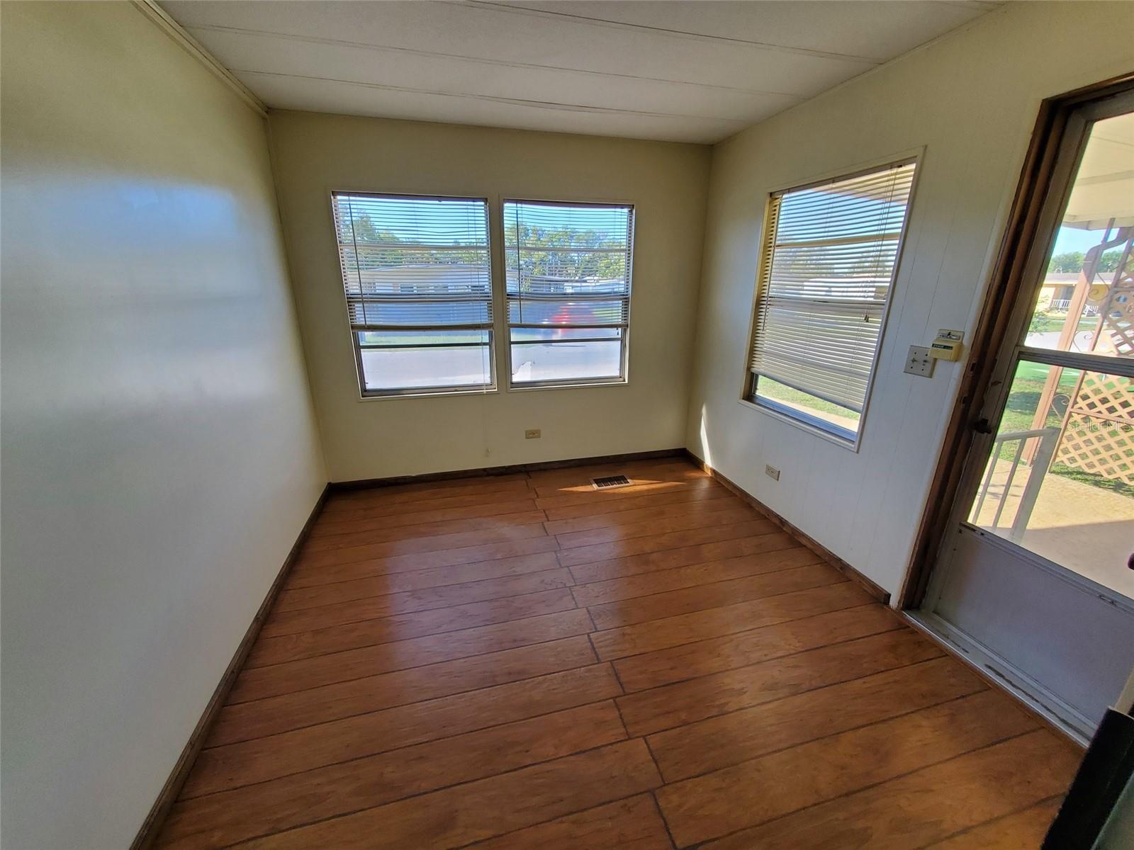 Listing photo id 17 for 39149 Flora Avenue