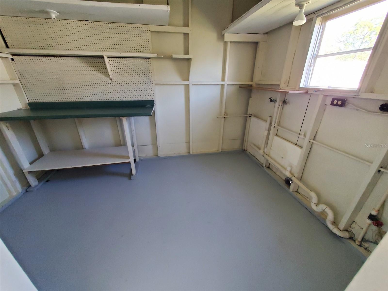 Listing photo id 18 for 39149 Flora Avenue