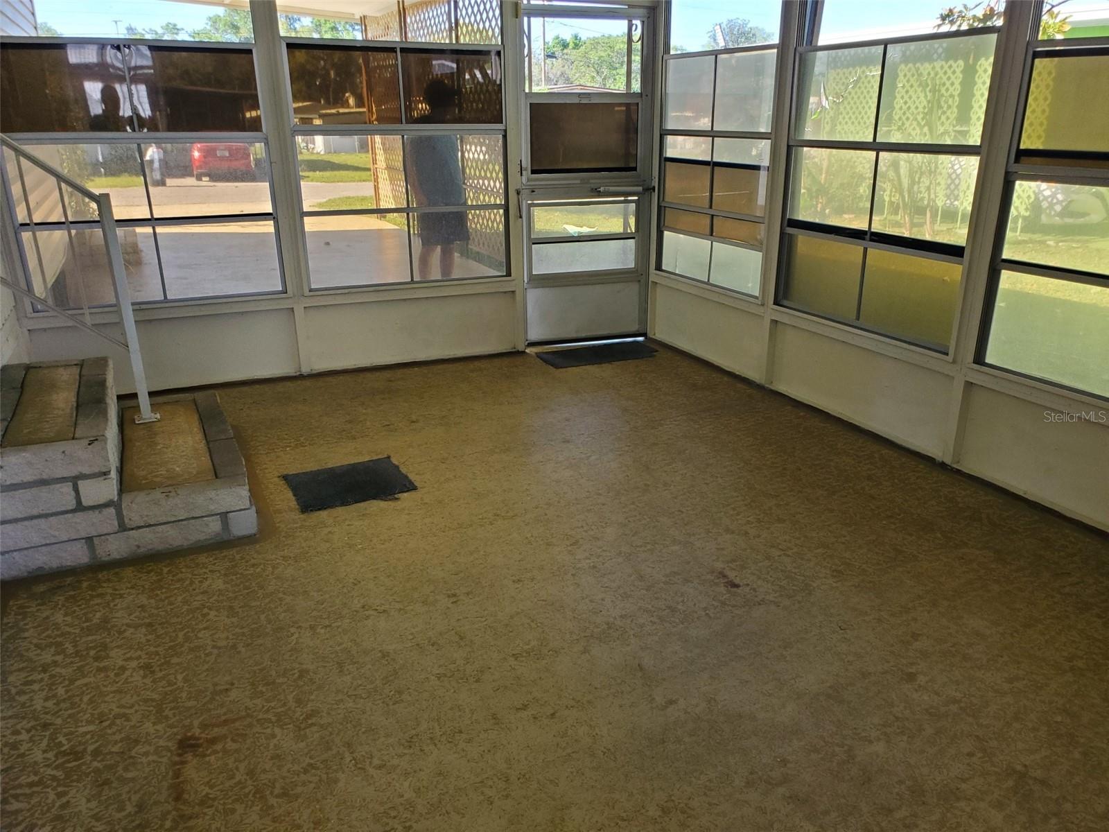 Listing photo id 19 for 39149 Flora Avenue