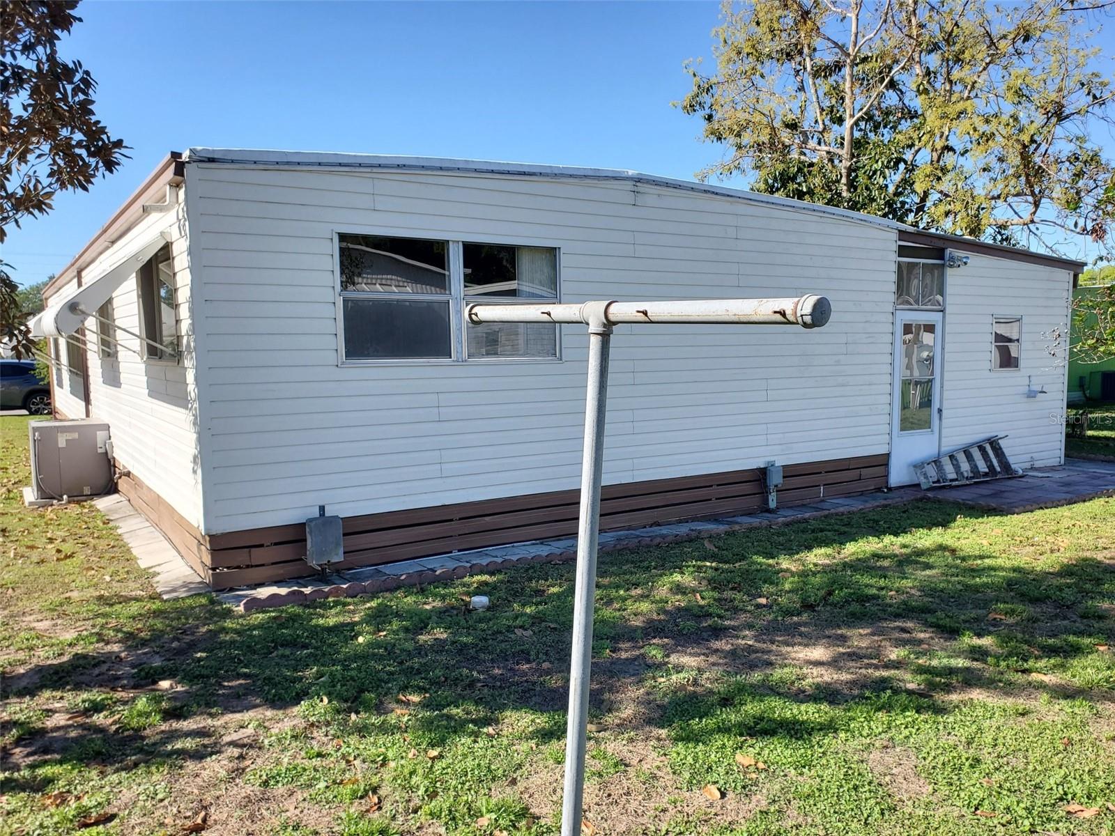 Listing photo id 2 for 39149 Flora Avenue