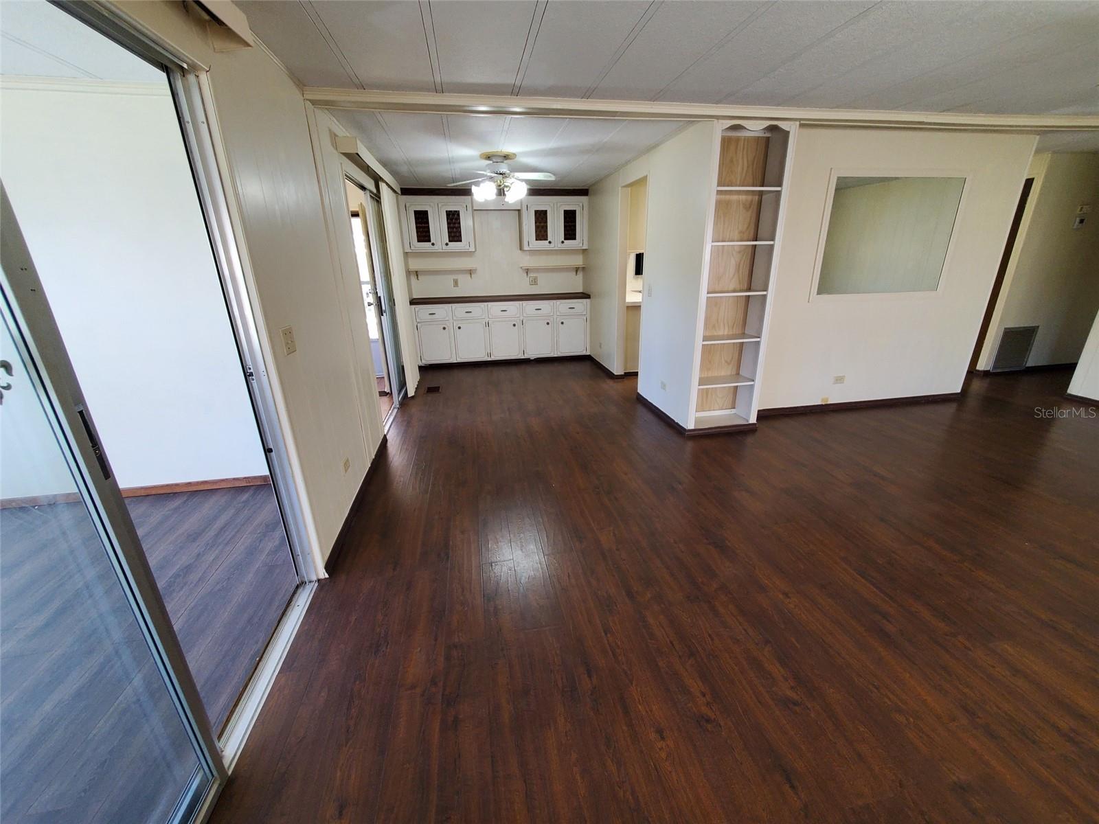 Listing photo id 5 for 39149 Flora Avenue