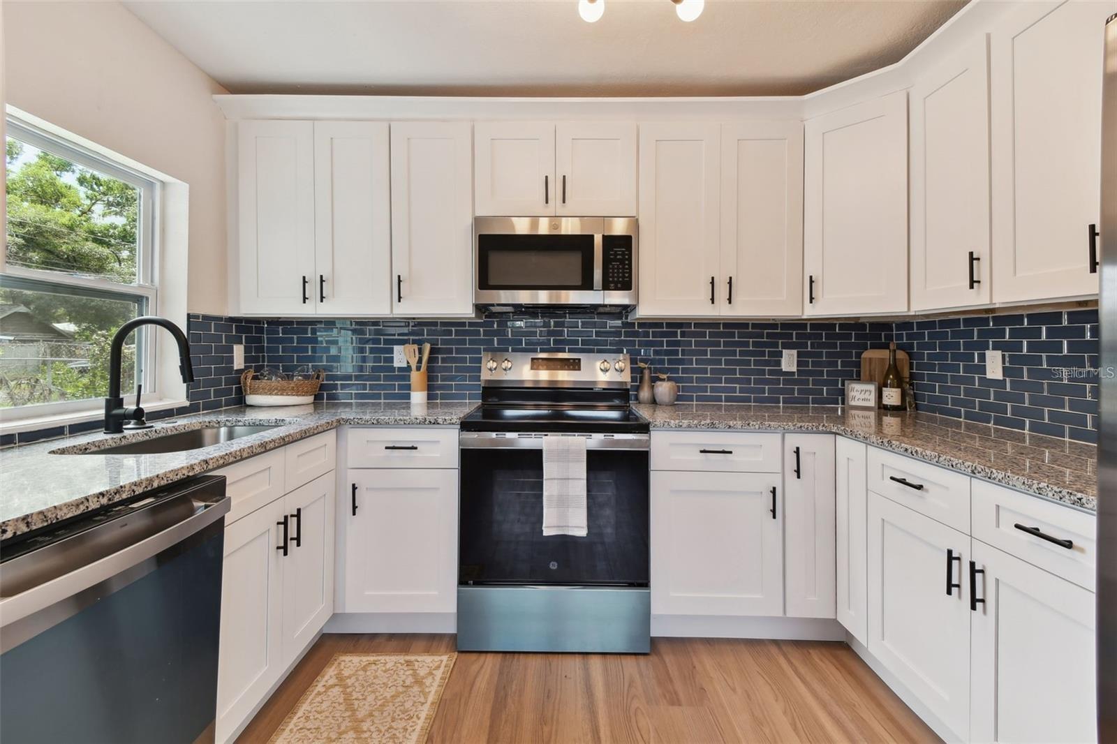 Listing photo id 6 for 1826 30th Street S