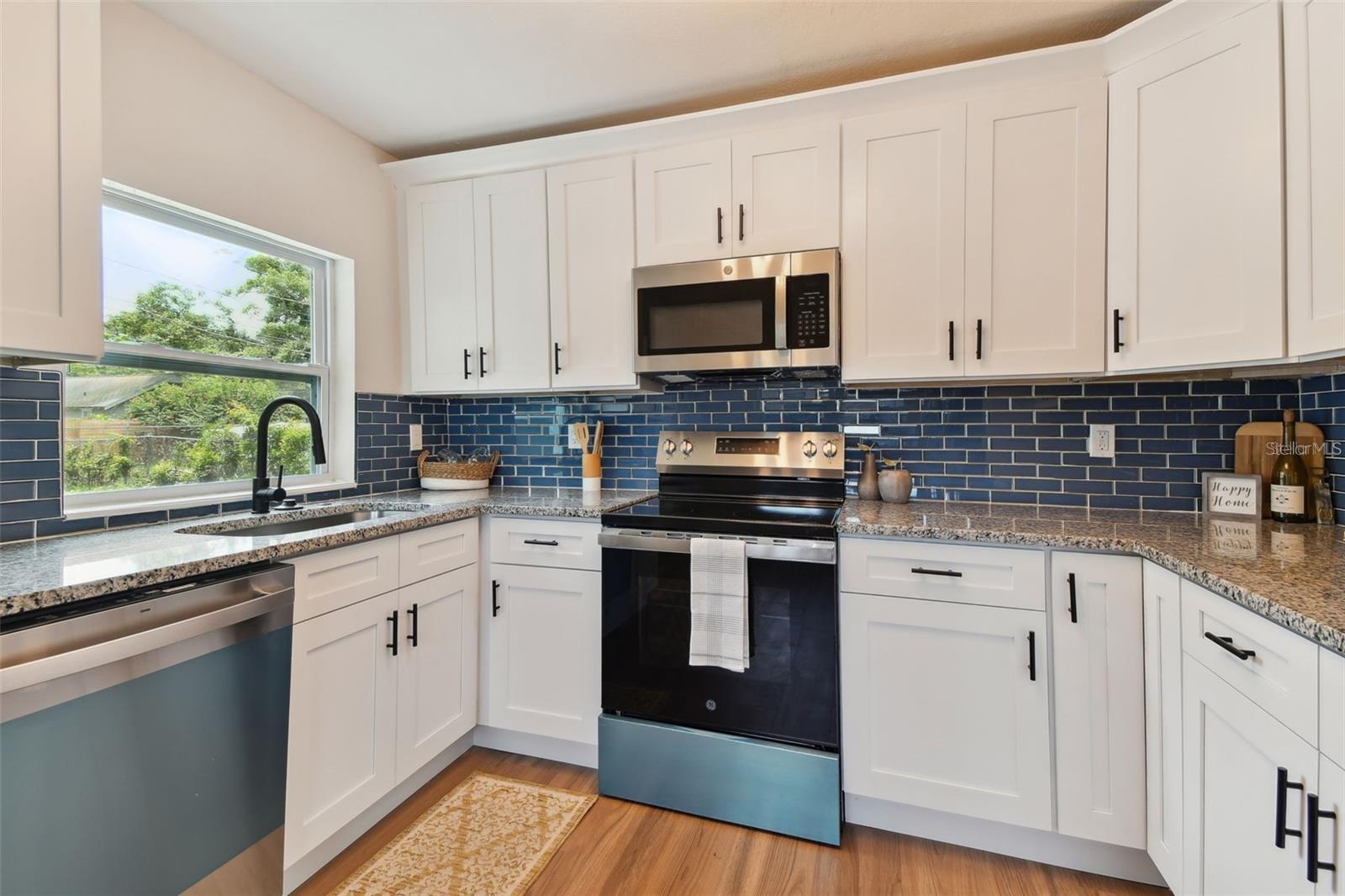 Listing photo id 7 for 1826 30th Street S