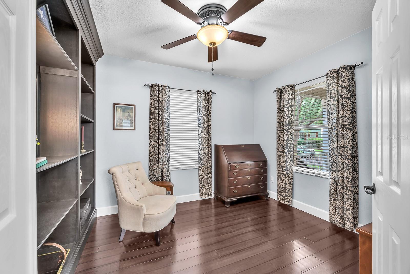 Listing photo id 9 for 5945 Beaconpark Street