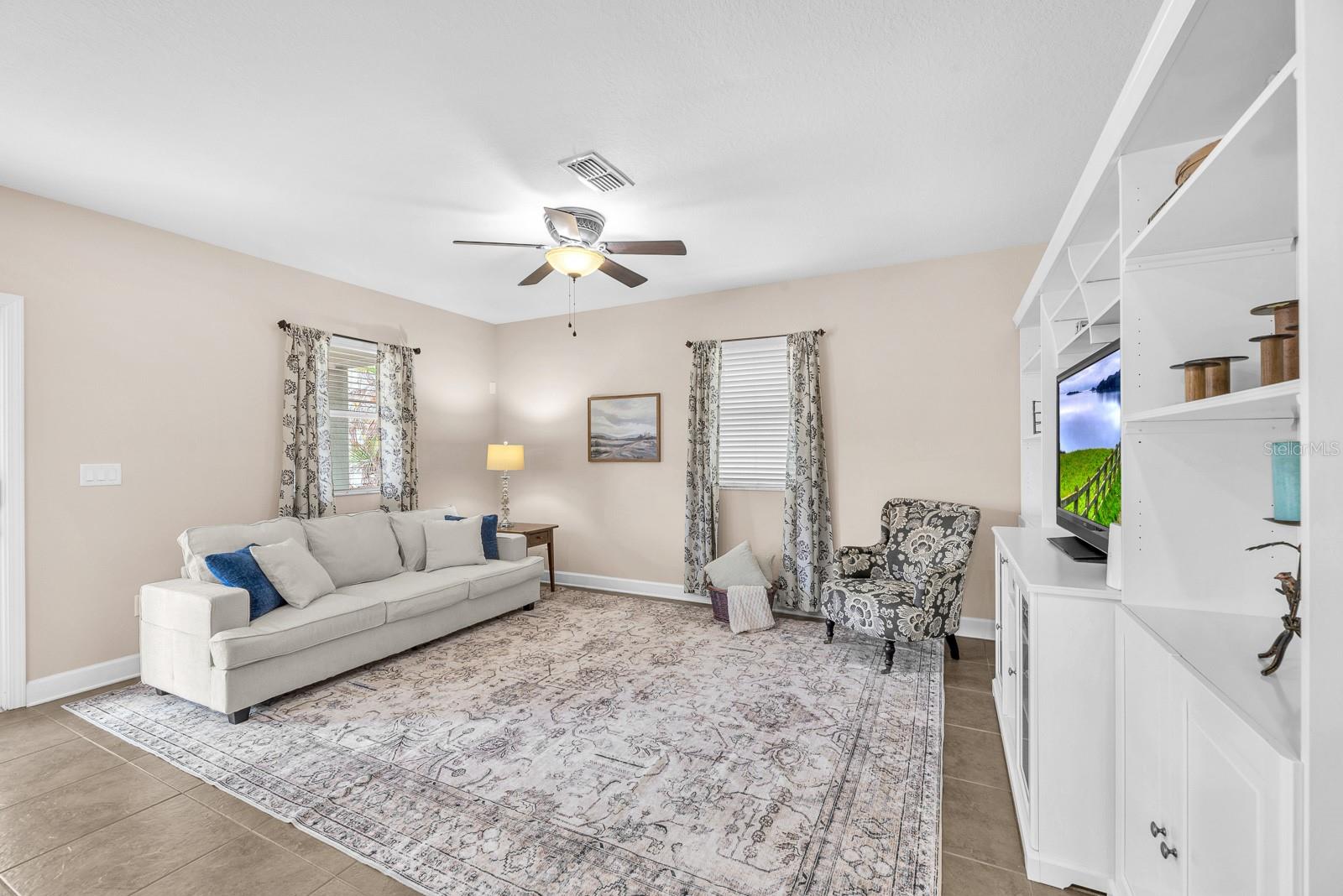 Listing photo id 12 for 5945 Beaconpark Street