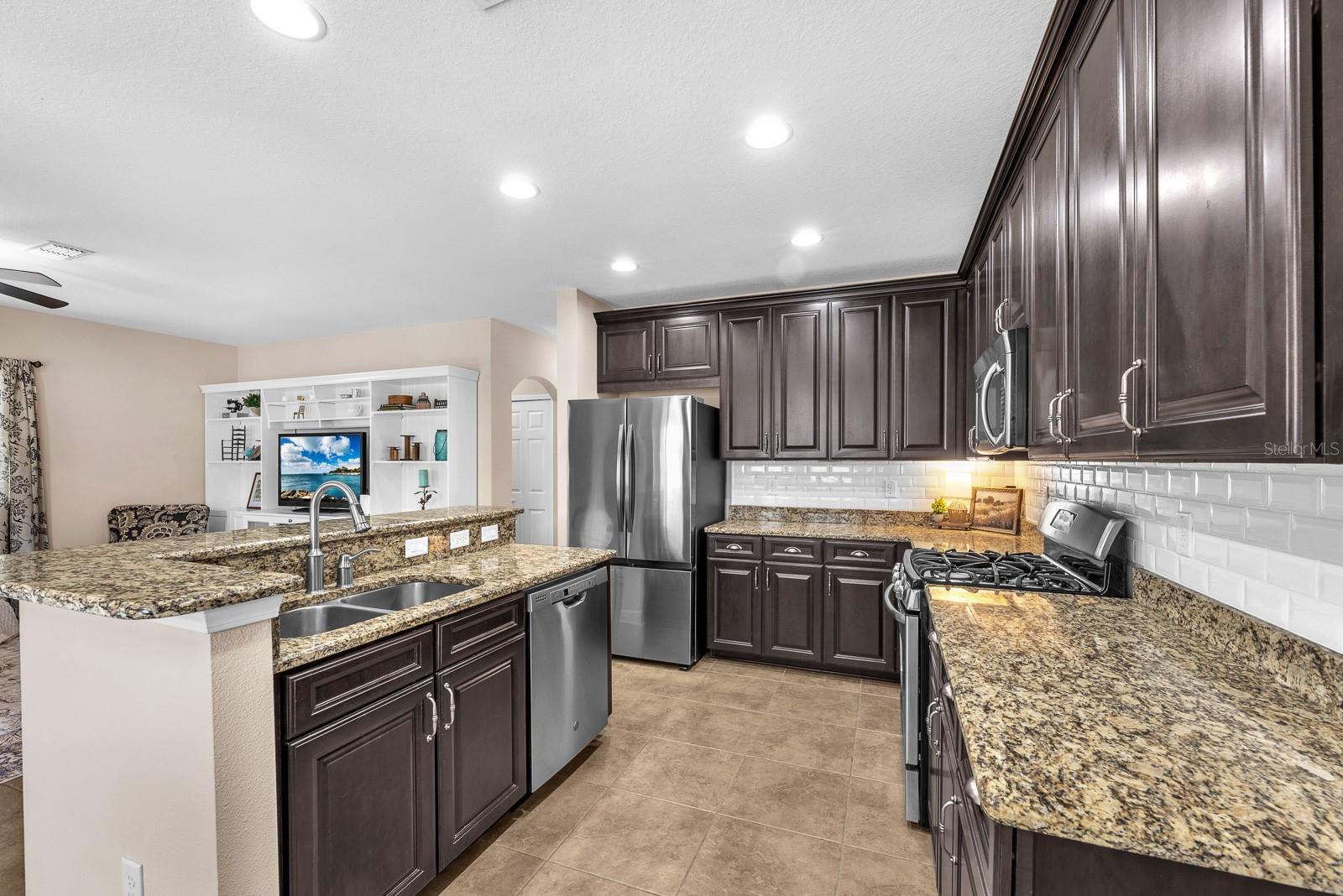 Listing photo id 15 for 5945 Beaconpark Street