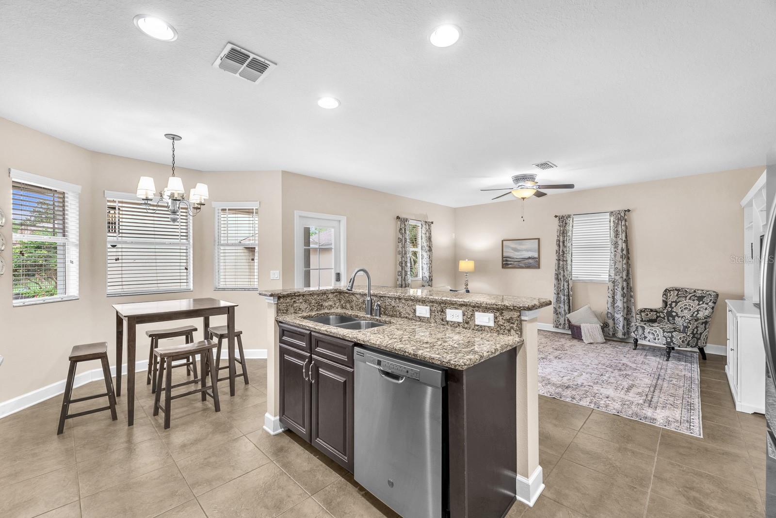 Listing photo id 17 for 5945 Beaconpark Street