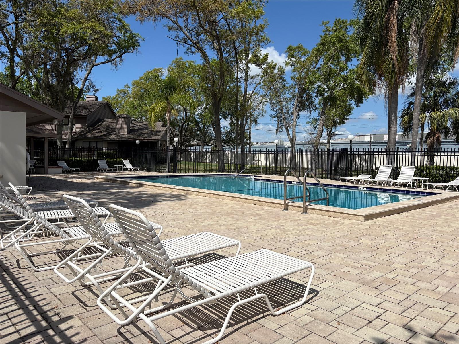 Image 20 of 21 For 811 Oak Park Place