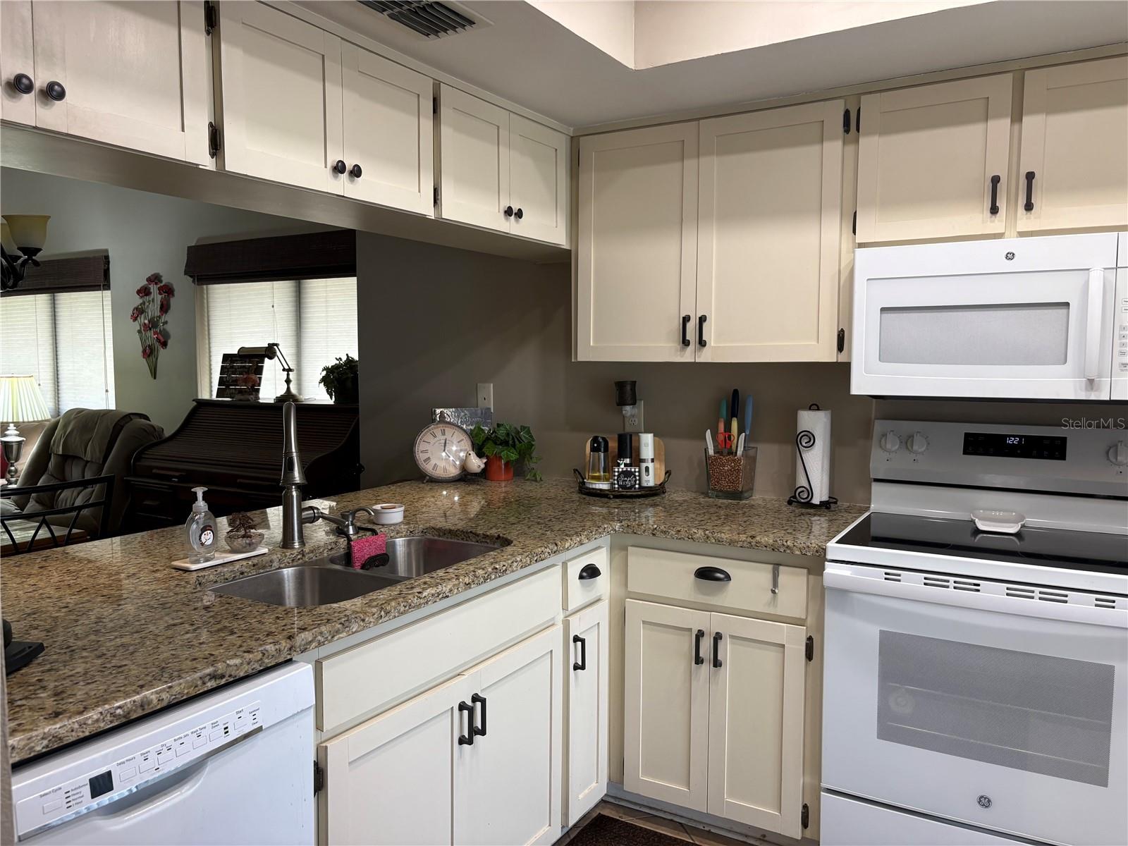 Image 6 of 21 For 811 Oak Park Place