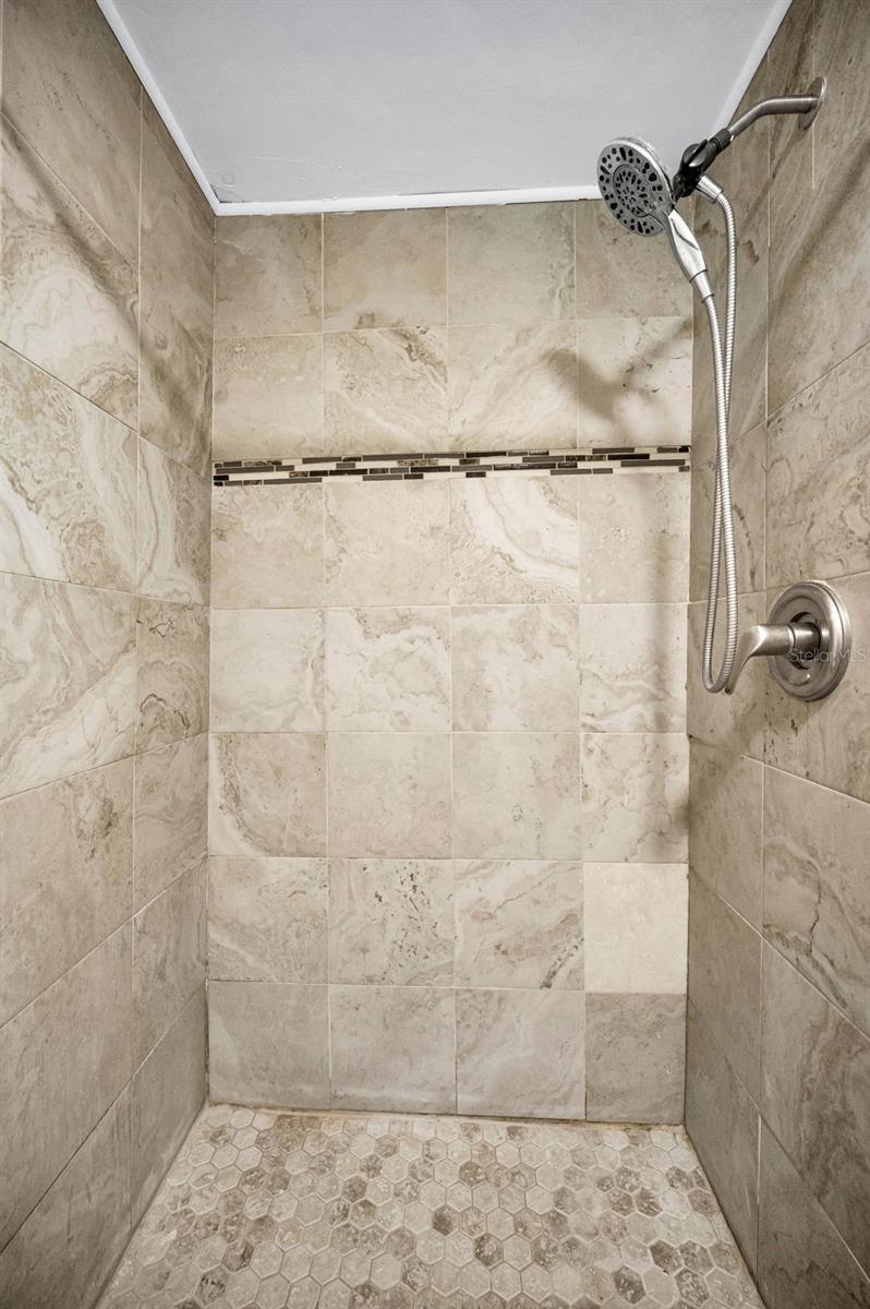 Listing photo id 10 for 504 Belmont Street