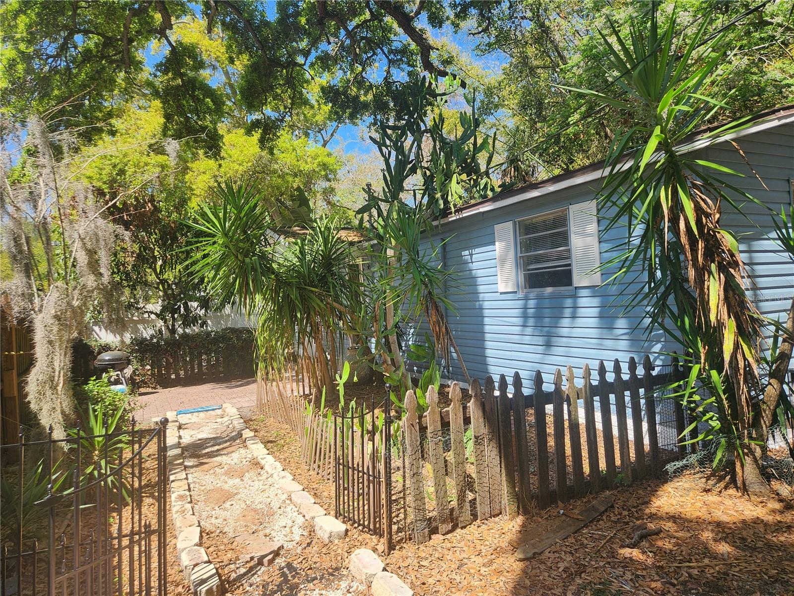 Listing photo id 16 for 504 Belmont Street