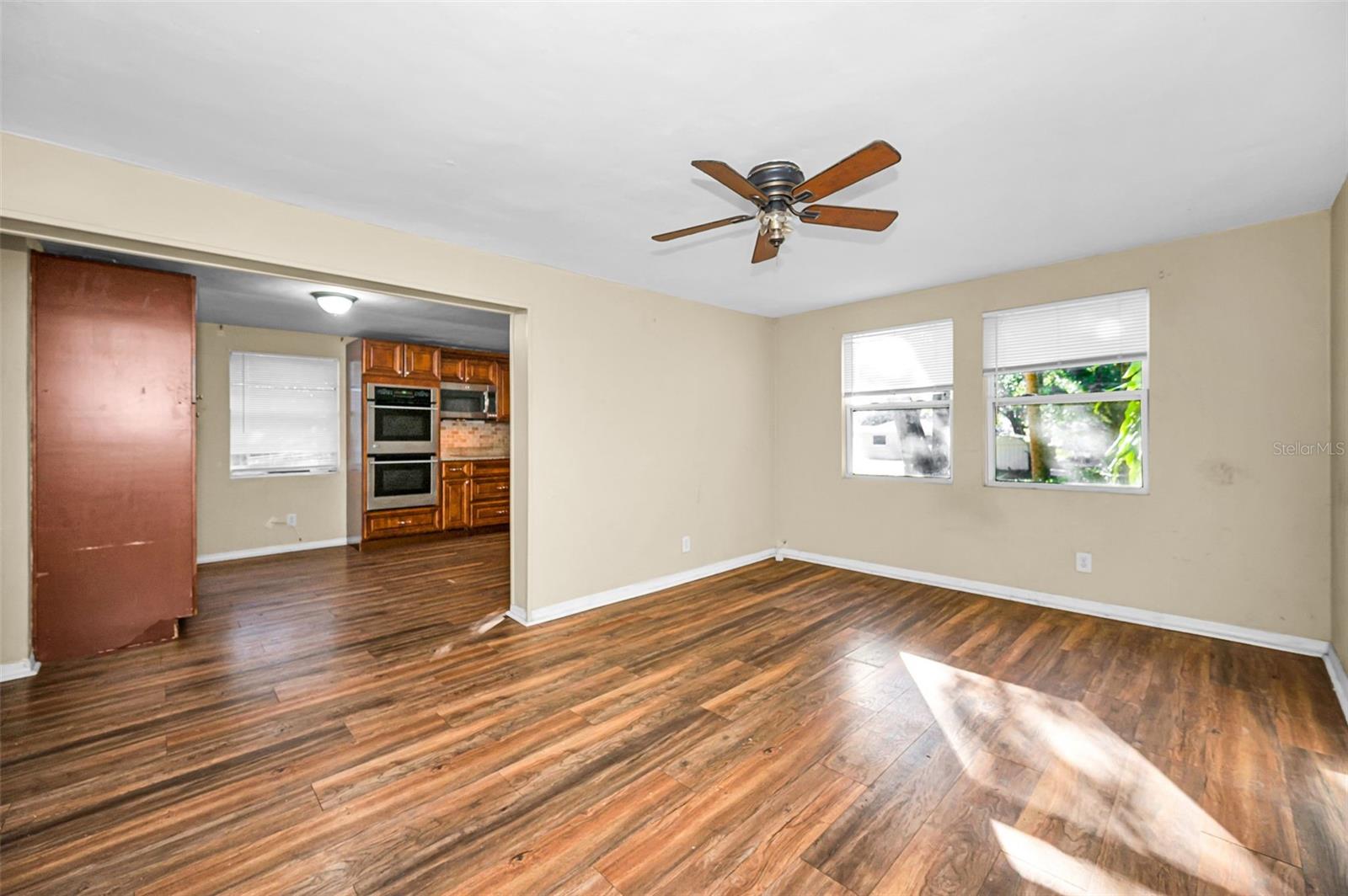 Listing photo id 3 for 504 Belmont Street