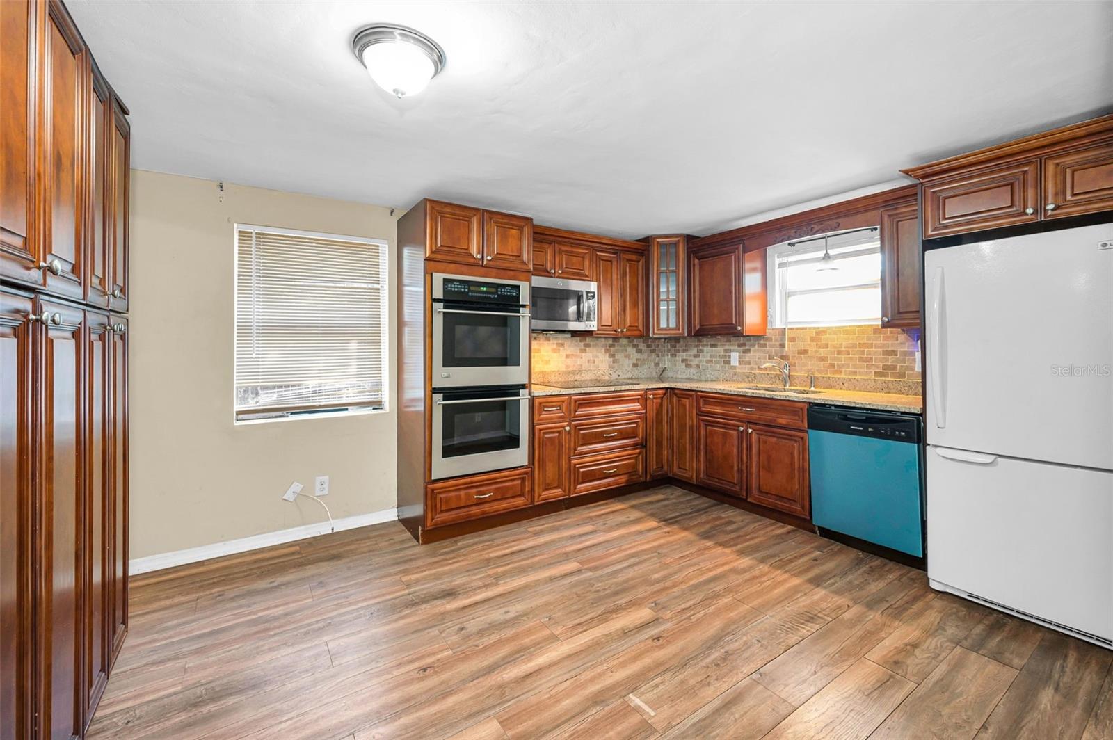 Listing photo id 4 for 504 Belmont Street