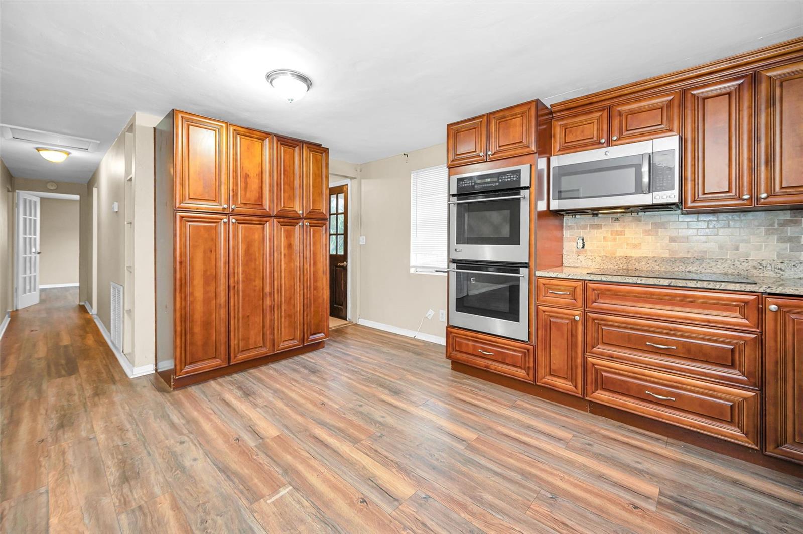 Listing photo id 6 for 504 Belmont Street