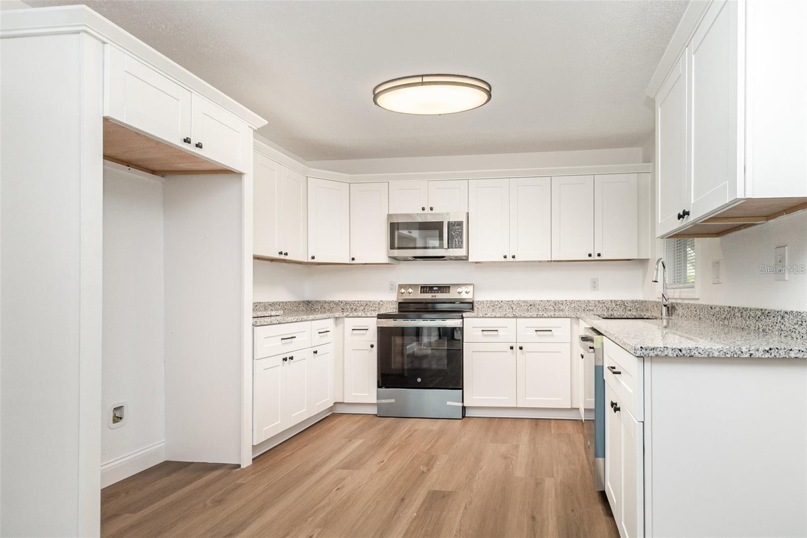 Image 4 of 14 For 639 Williams Street