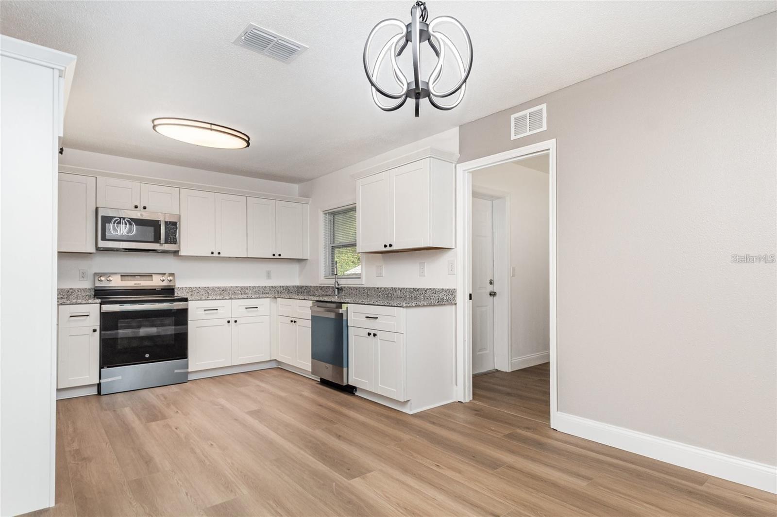 Image 5 of 14 For 639 Williams Street