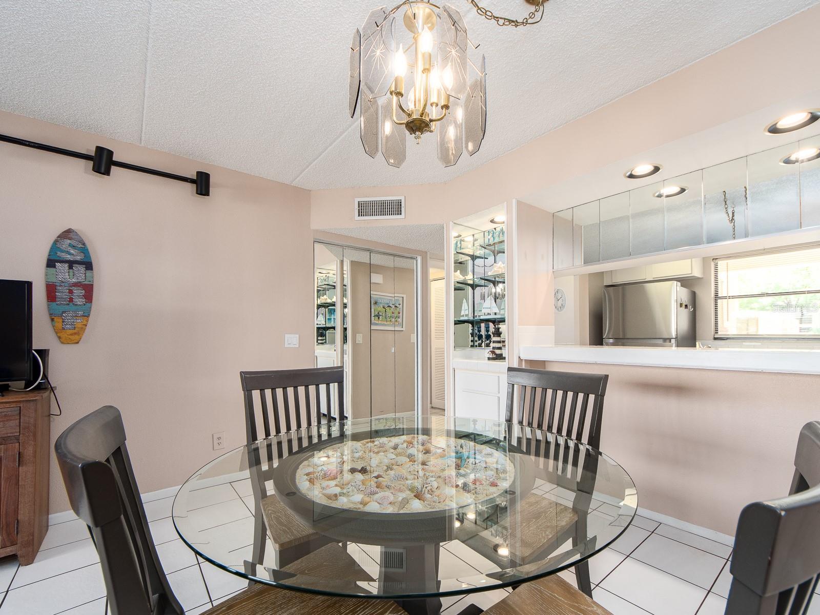 Listing photo id 9 for 303 Woodlake Wynde