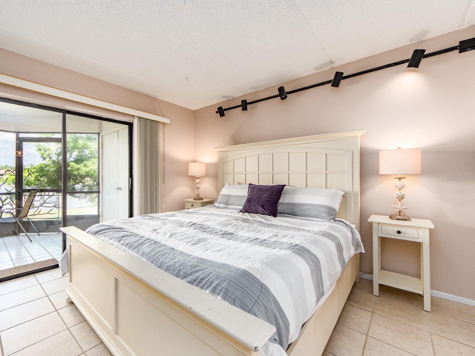 Listing photo id 10 for 303 Woodlake Wynde