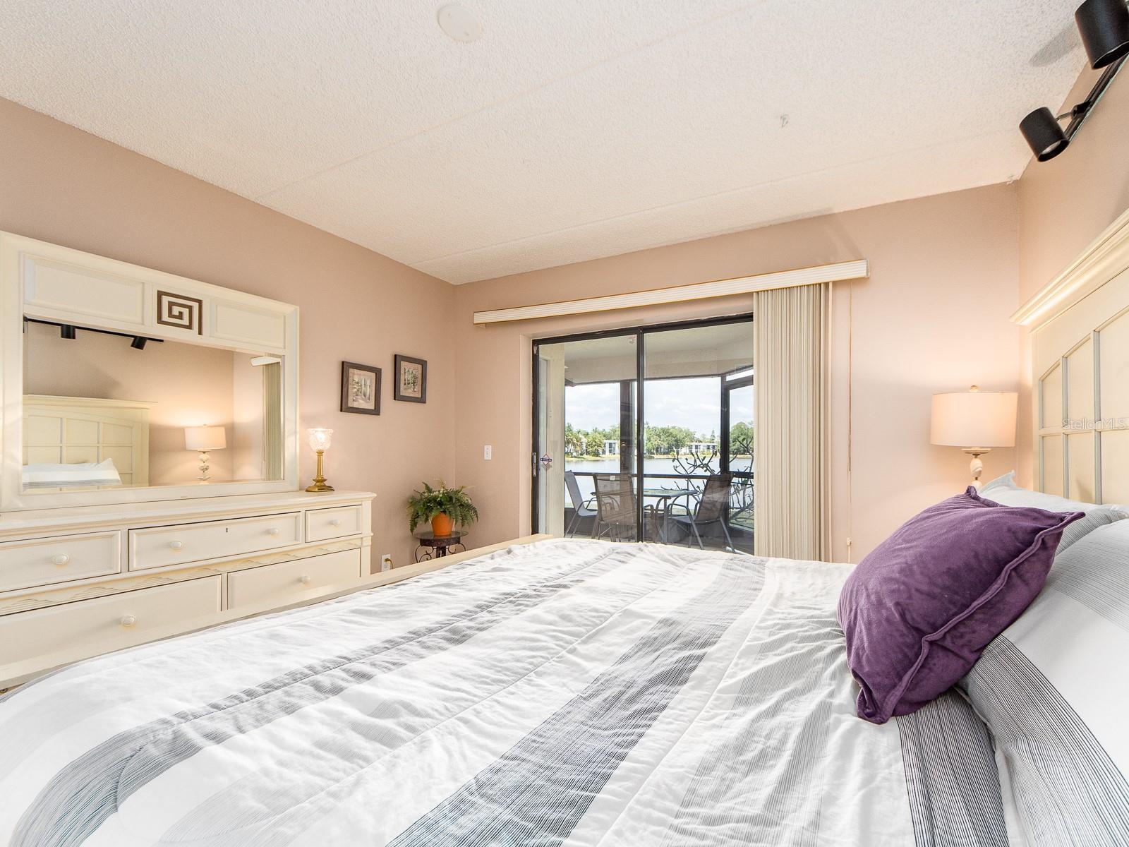 Listing photo id 11 for 303 Woodlake Wynde