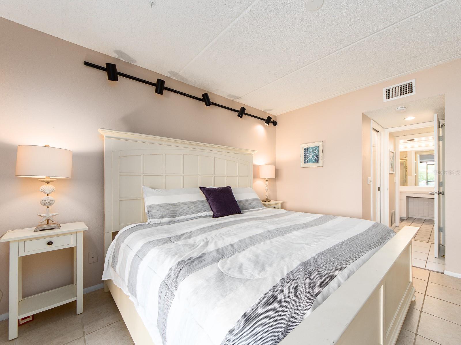 Listing photo id 12 for 303 Woodlake Wynde