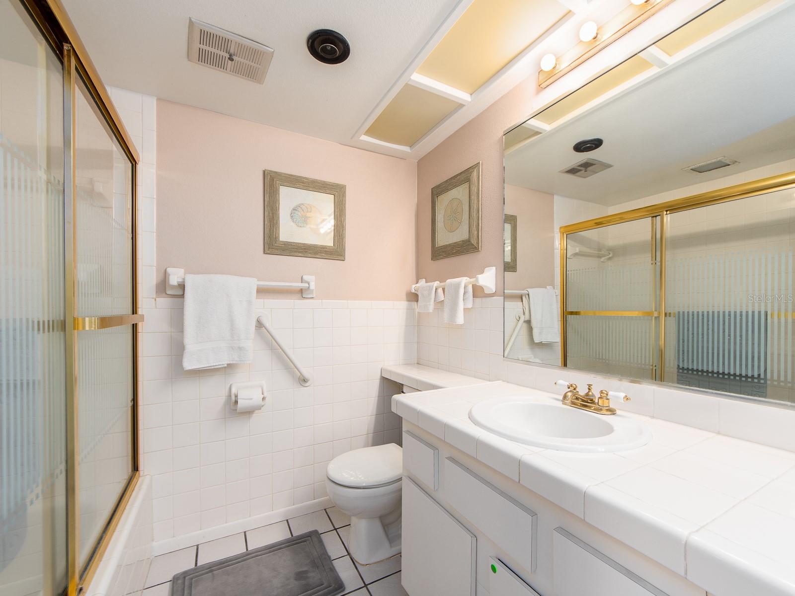 Listing photo id 13 for 303 Woodlake Wynde