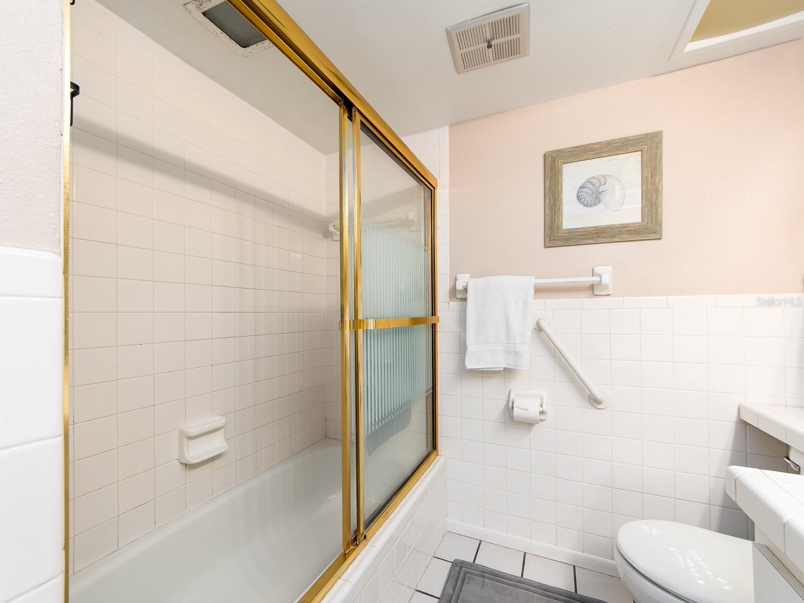 Listing photo id 14 for 303 Woodlake Wynde