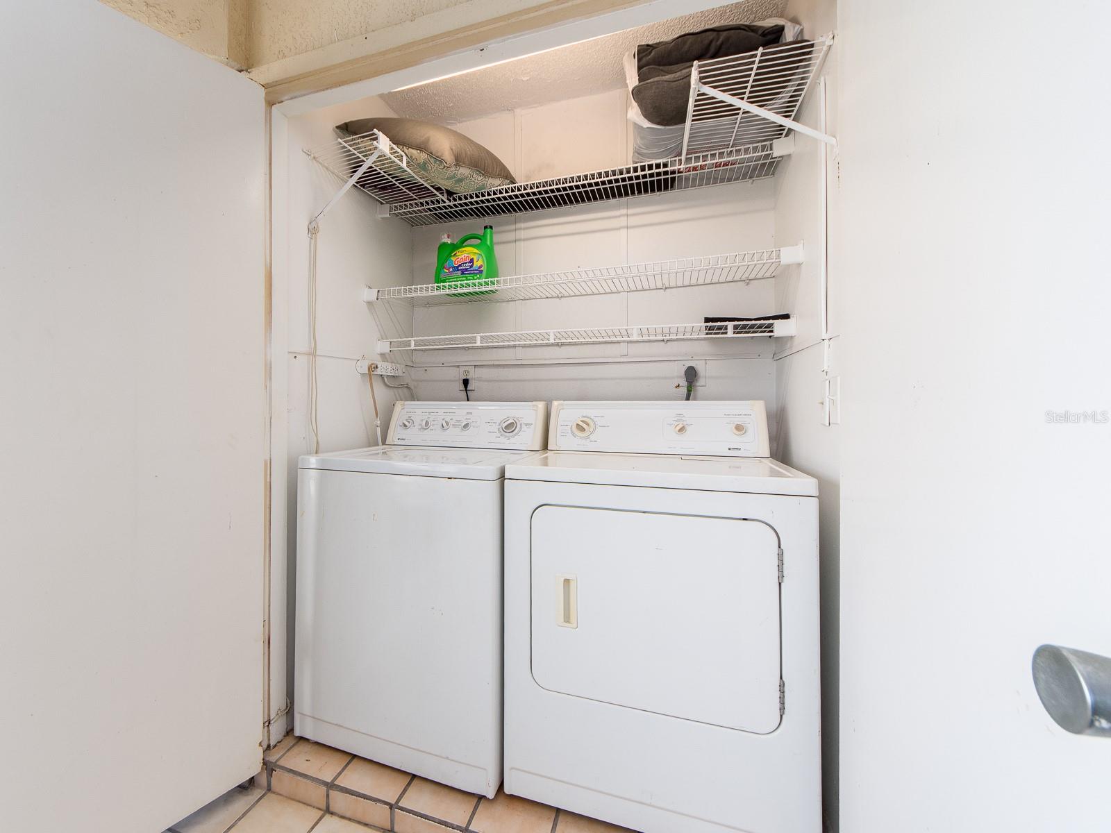 Listing photo id 15 for 303 Woodlake Wynde