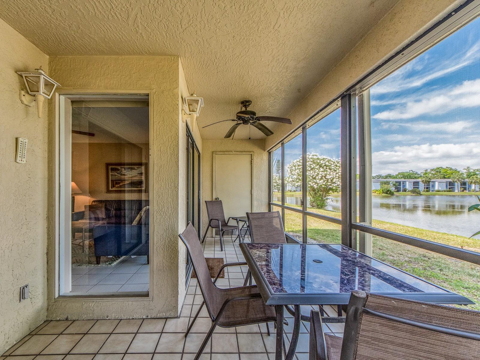 Listing photo id 17 for 303 Woodlake Wynde