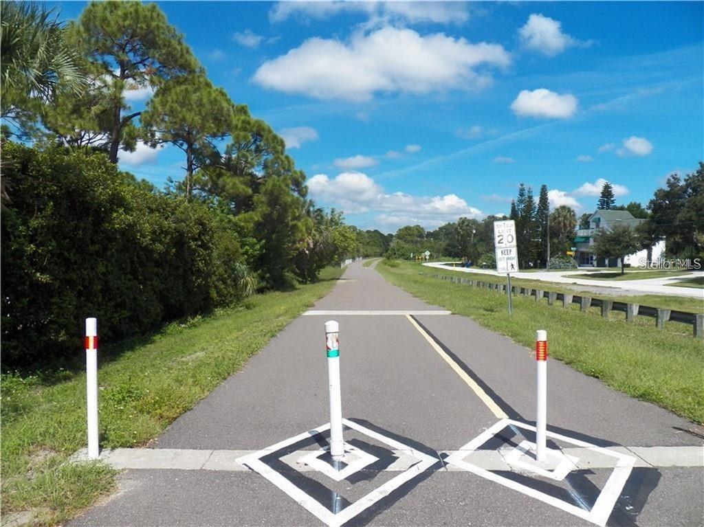 Listing photo id 24 for 303 Woodlake Wynde