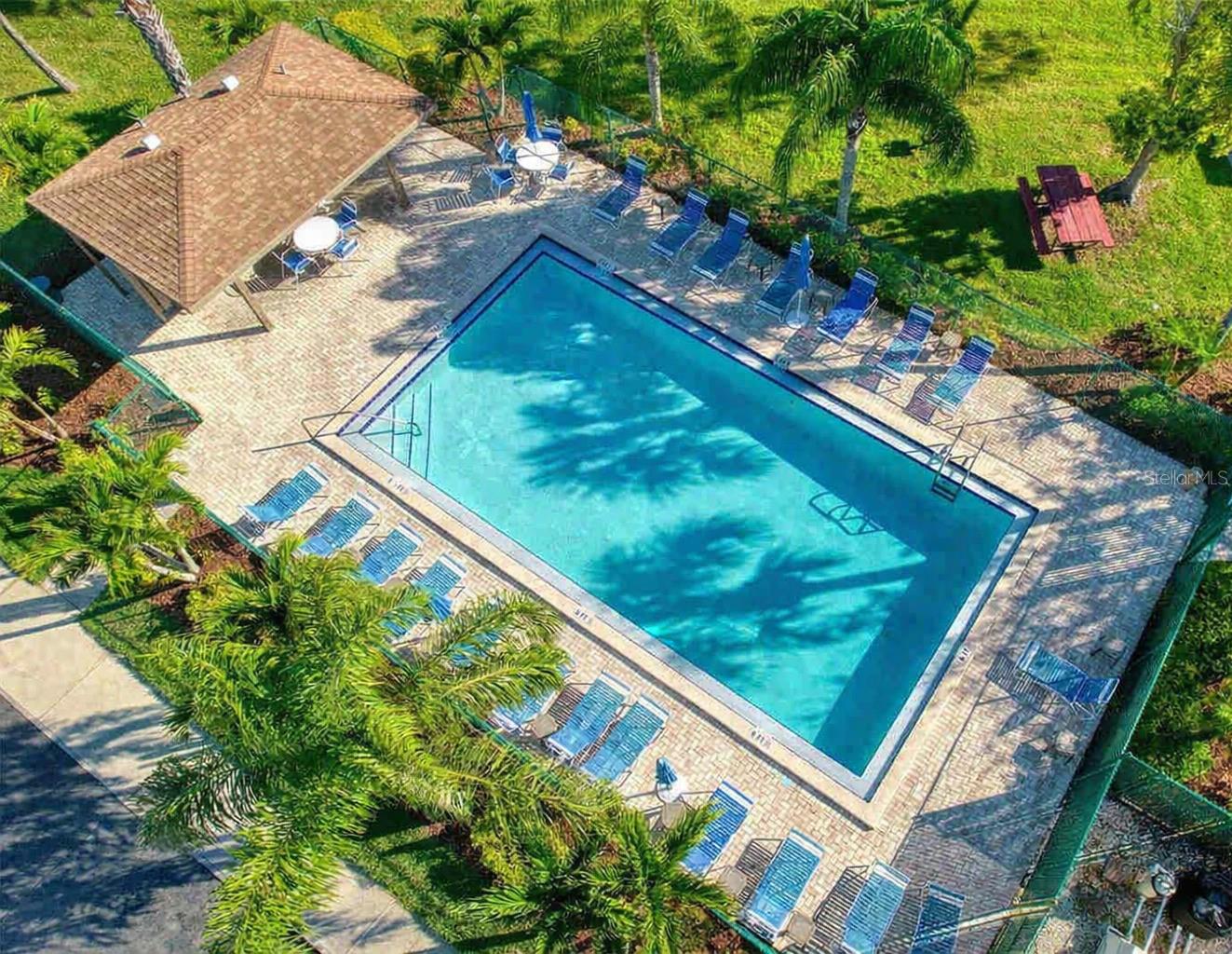 Listing photo id 1 for 303 Woodlake Wynde