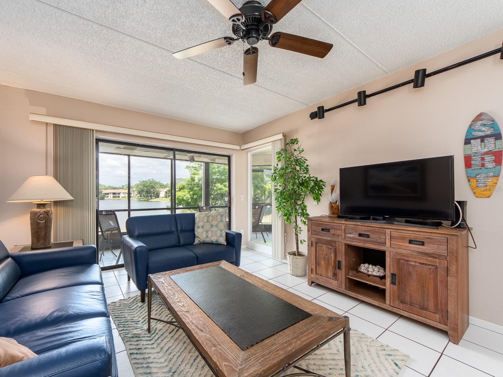 Listing photo id 3 for 303 Woodlake Wynde