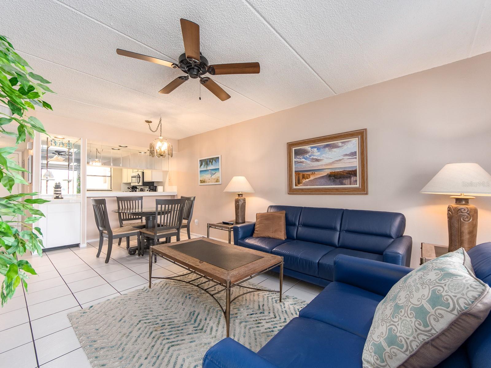 Listing photo id 4 for 303 Woodlake Wynde