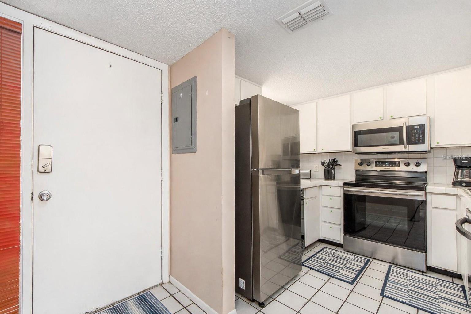 Listing photo id 6 for 303 Woodlake Wynde