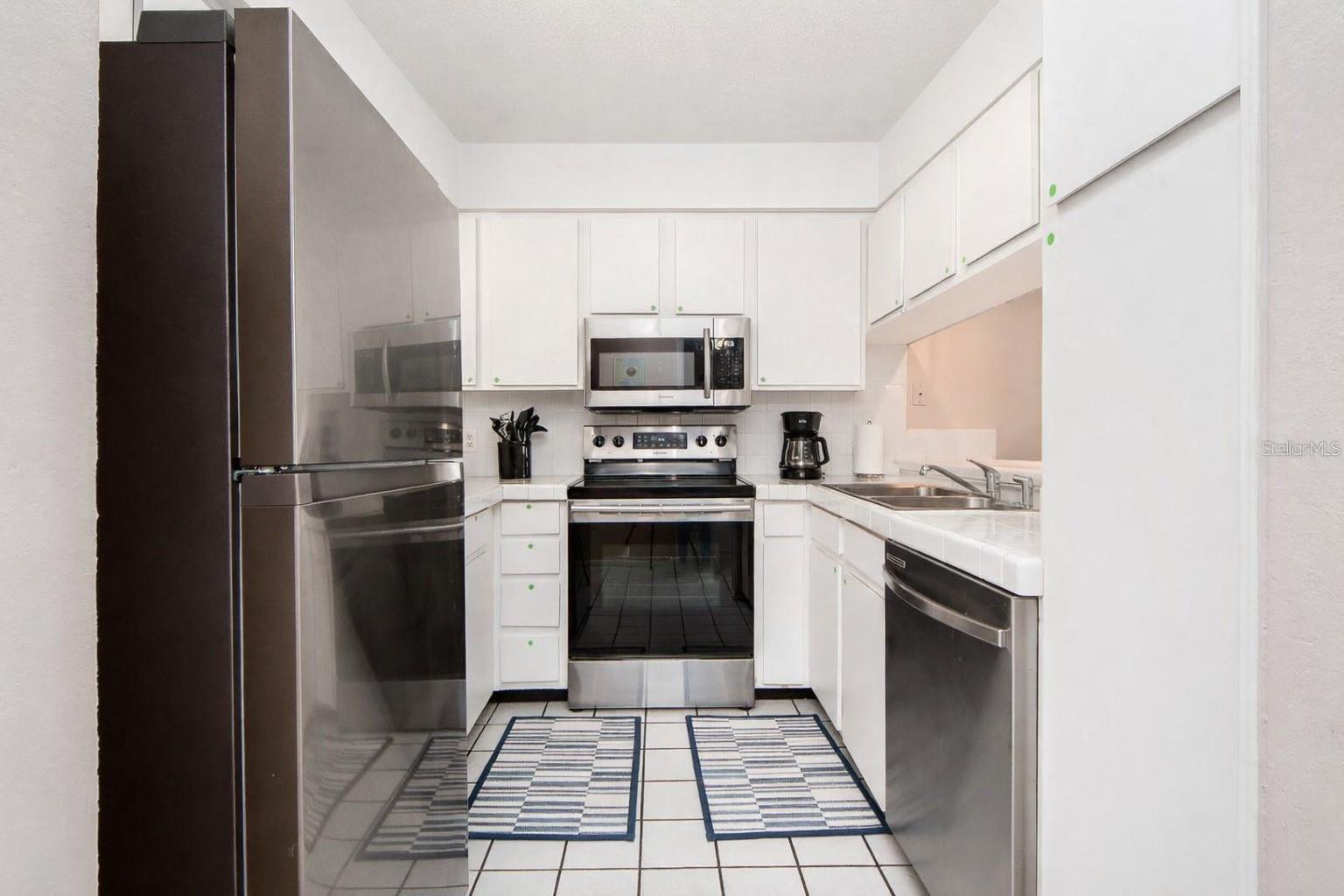 Listing photo id 7 for 303 Woodlake Wynde