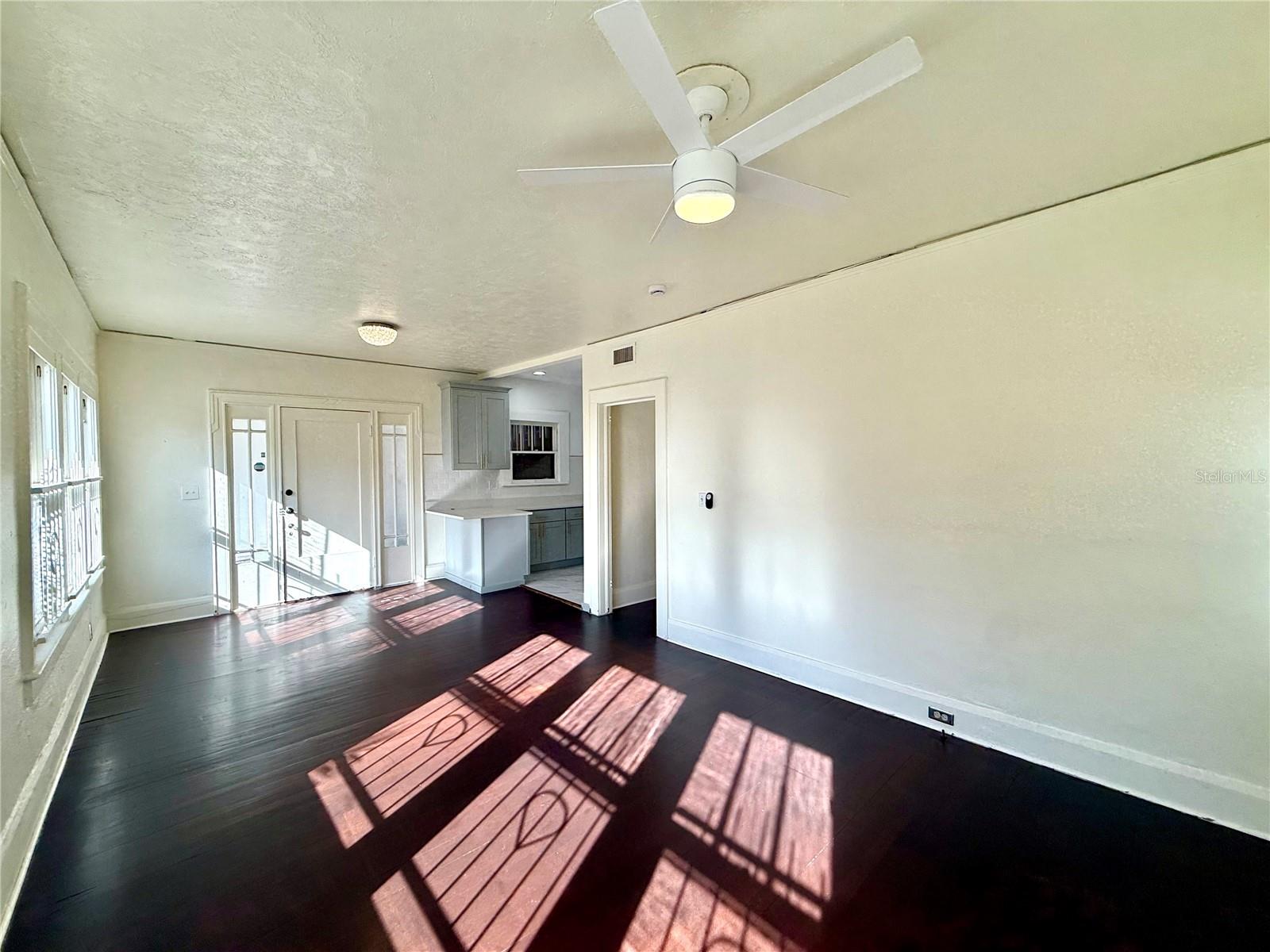 Image 3 of 20 For 4015 Seminole Avenue 1