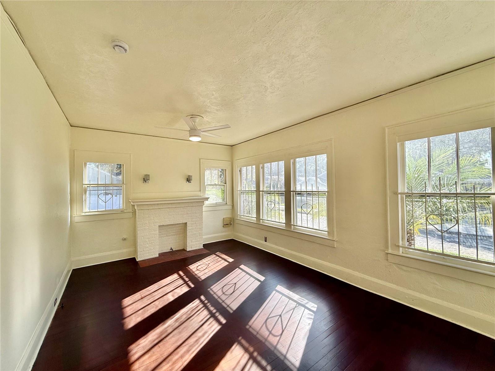 Image 5 of 20 For 4015 Seminole Avenue 1