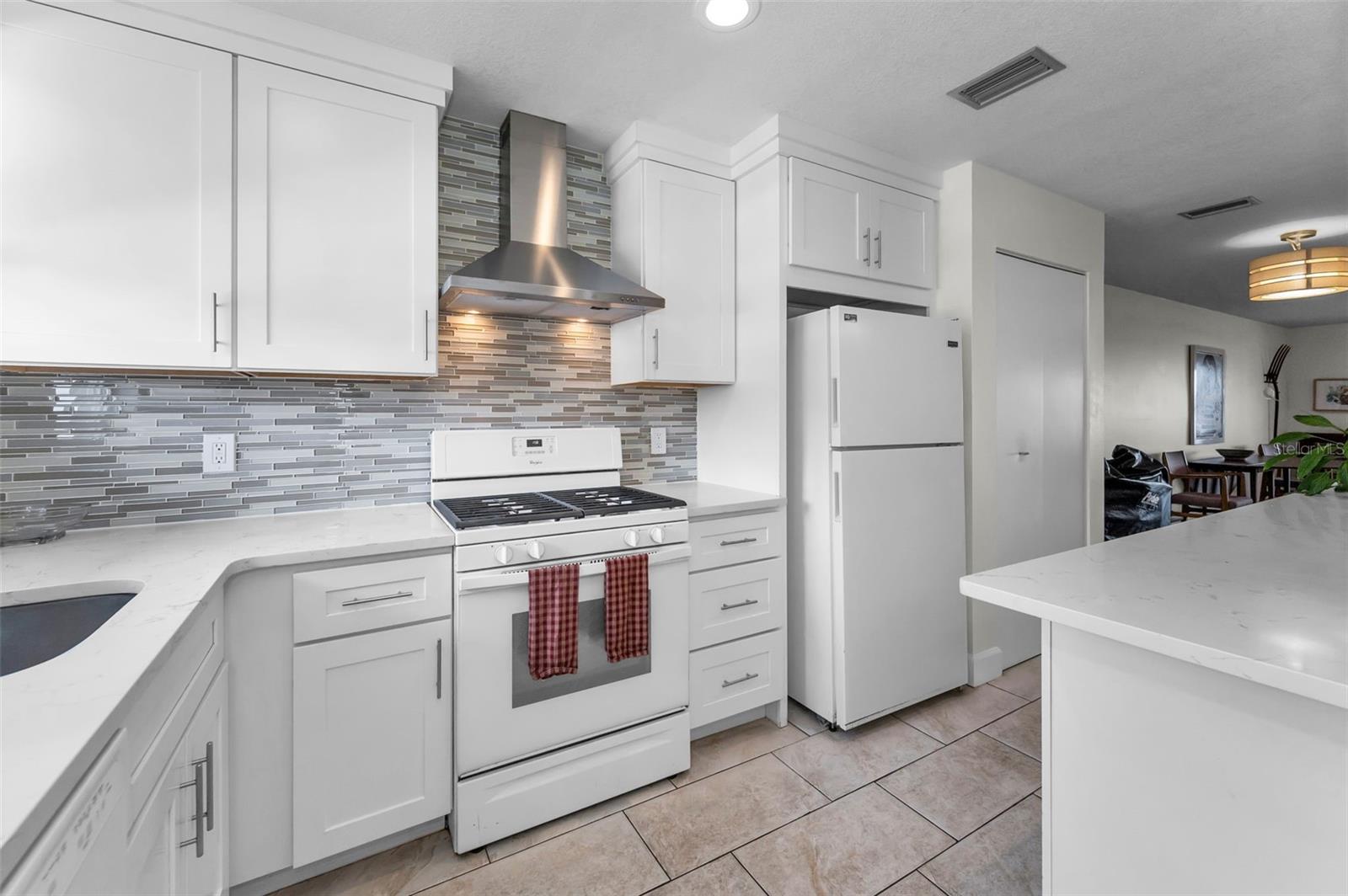 Image 12 of 77 For 5925 Shore Boulevard S 409