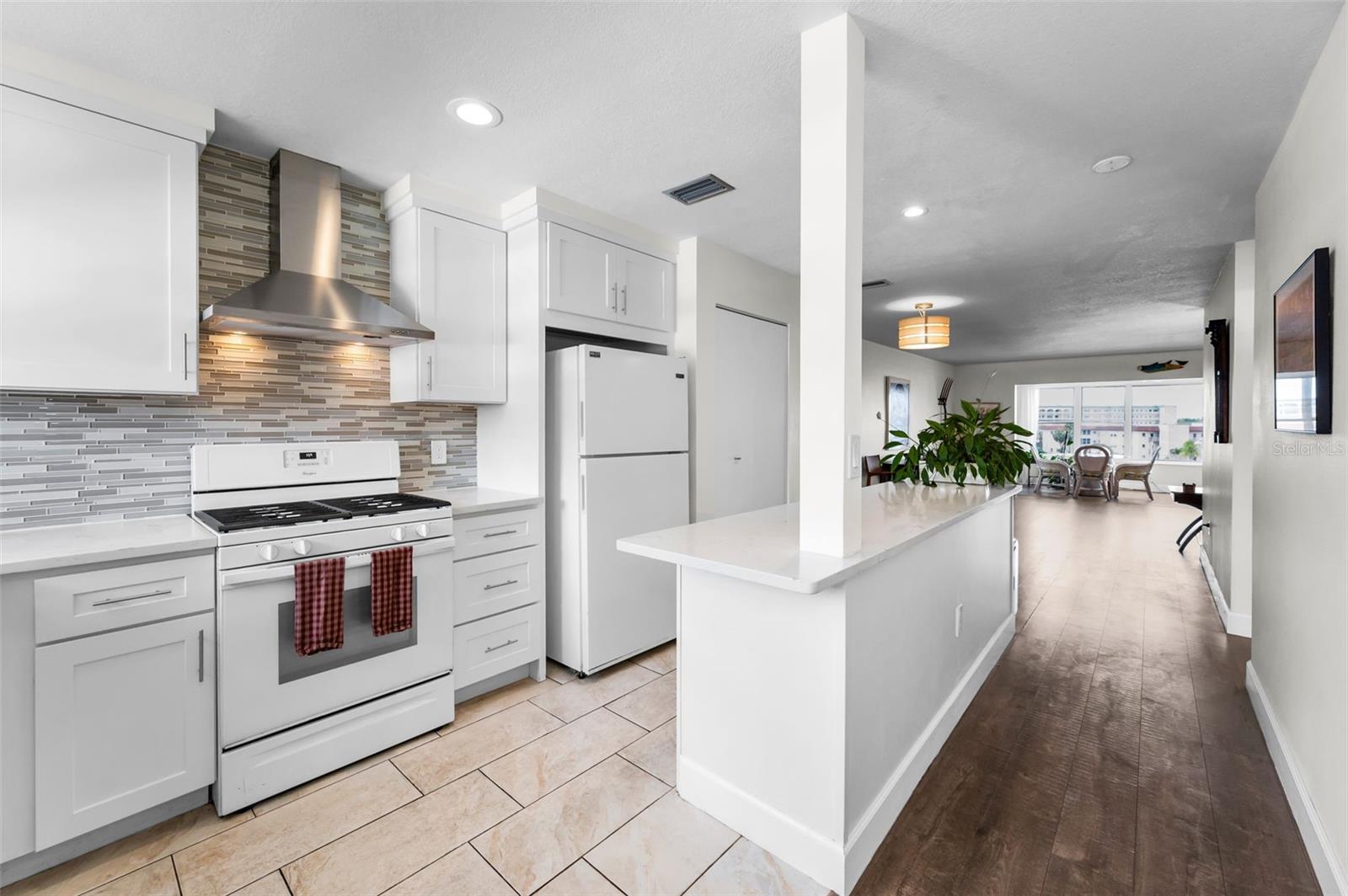 Image 14 of 77 For 5925 Shore Boulevard S 409